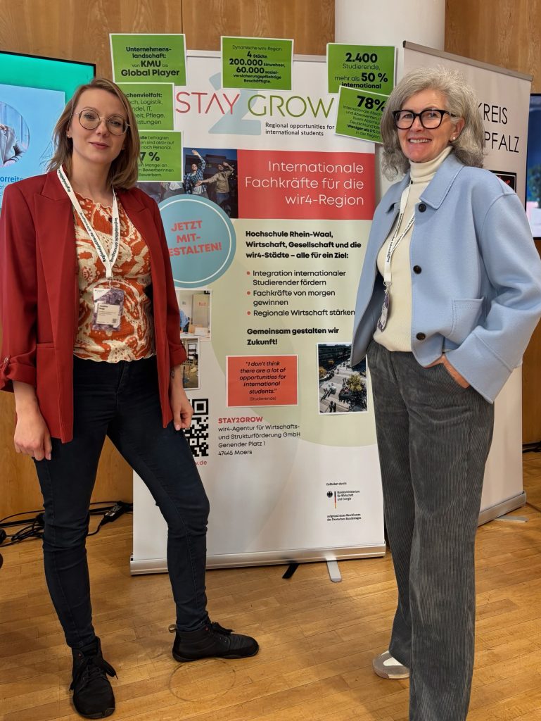 Zu sehen sind Josephine Runge und Beate Träm an ihrem STAY2GROW Informationsstand.