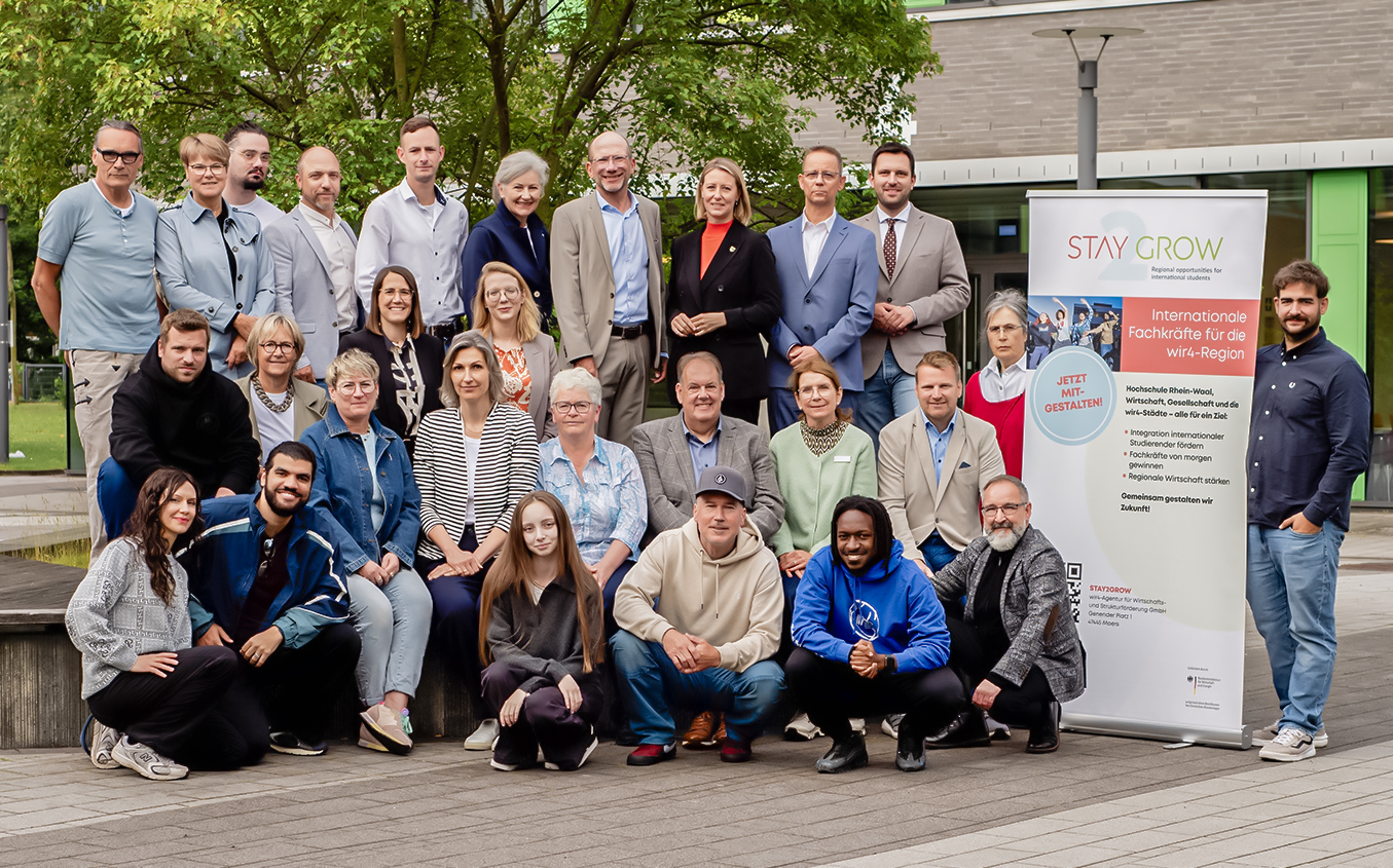 Gruppenfoto des Projektteams, der Bürgermeister, des Hochschuldekans und weiteren Projektbeteiligten als Wirtschaft, Sport und Kultur.